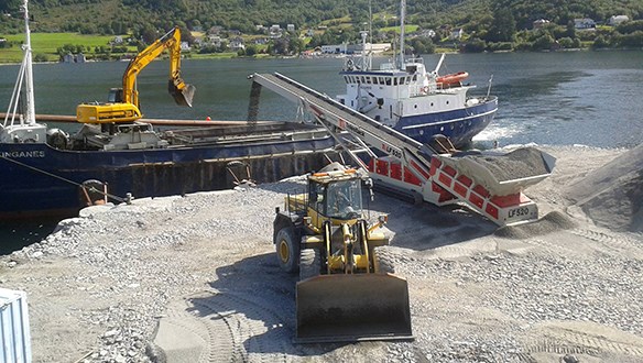 Low Feeder loading aggregate to vessel 